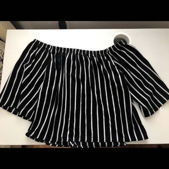 UP M Off-Shoulder Black & White Tee - Picture 1 of 3